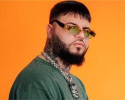 Farruko pide perdón por sus canciones y predica de Dios en pleno concierto